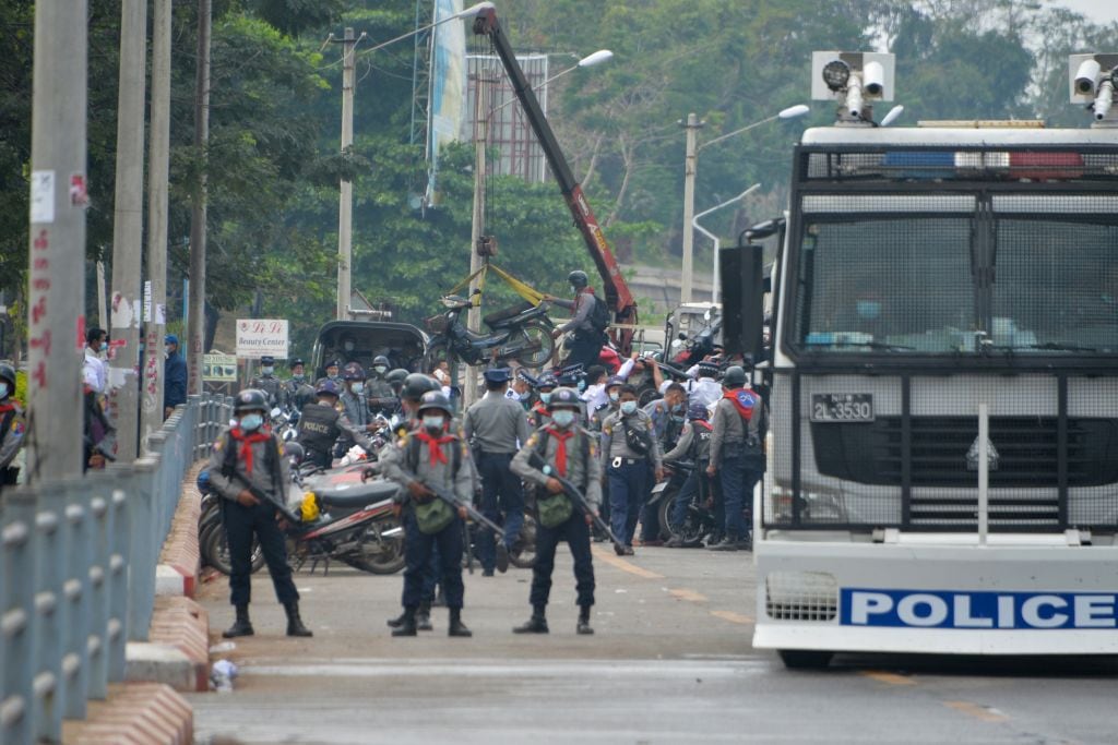 Fuerzas de seguridad mantienen su asedio contra los manifestantes en Naypyidaw