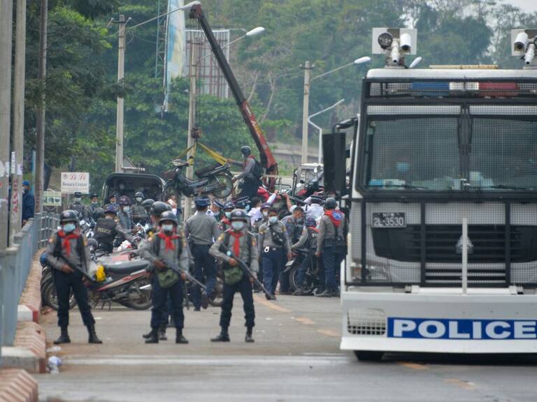 Fuerzas de seguridad mantienen su asedio contra los manifestantes en Naypyidaw