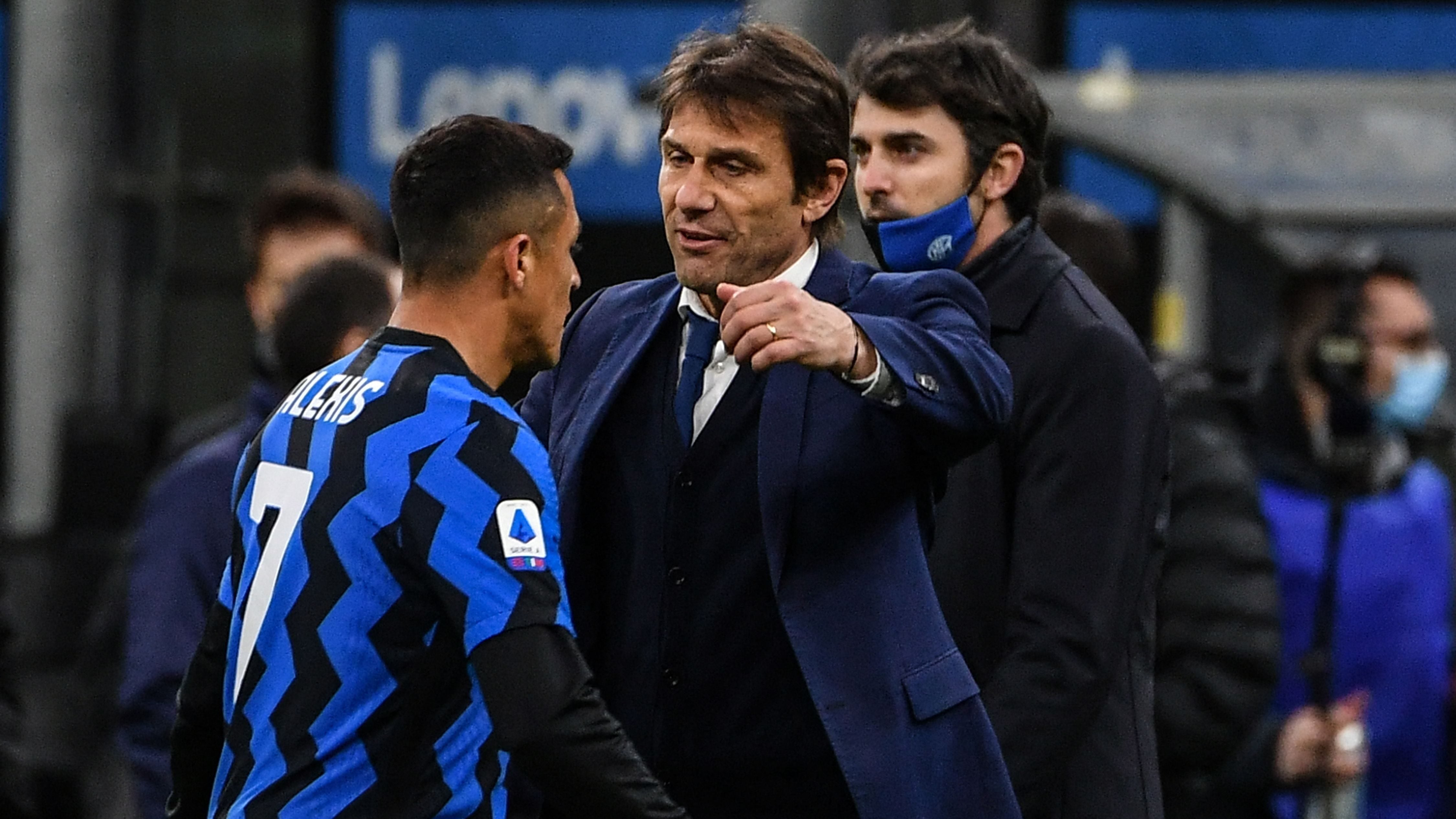 Inter Milan's Italian coach Antonio Conte (C) congratulates Inter Milan's Chilean forward Alexis Sanchez at the end of during the Italian Serie A football match Inter Milan vs Sassuolo on April 7, 2021 at the San Siro stadium in Milan. (Photo by Isabella BONOTTO / AFP) (Photo by ISABELLA BONOTTO/AFP via Getty Images)