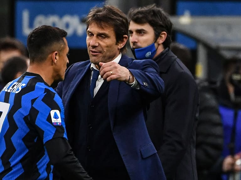 Inter Milan&#039;s Italian coach Antonio Conte (C) congratulates Inter Milan&#039;s Chilean forward Alexis Sanchez at the end of during the Italian Serie A football match Inter Milan vs Sassuolo on April 7, 2021 at the San Siro stadium in Milan. (Photo by Isabella BONOTTO / AFP) (Photo by ISABELLA BONOTTO/AFP via Getty Images)
