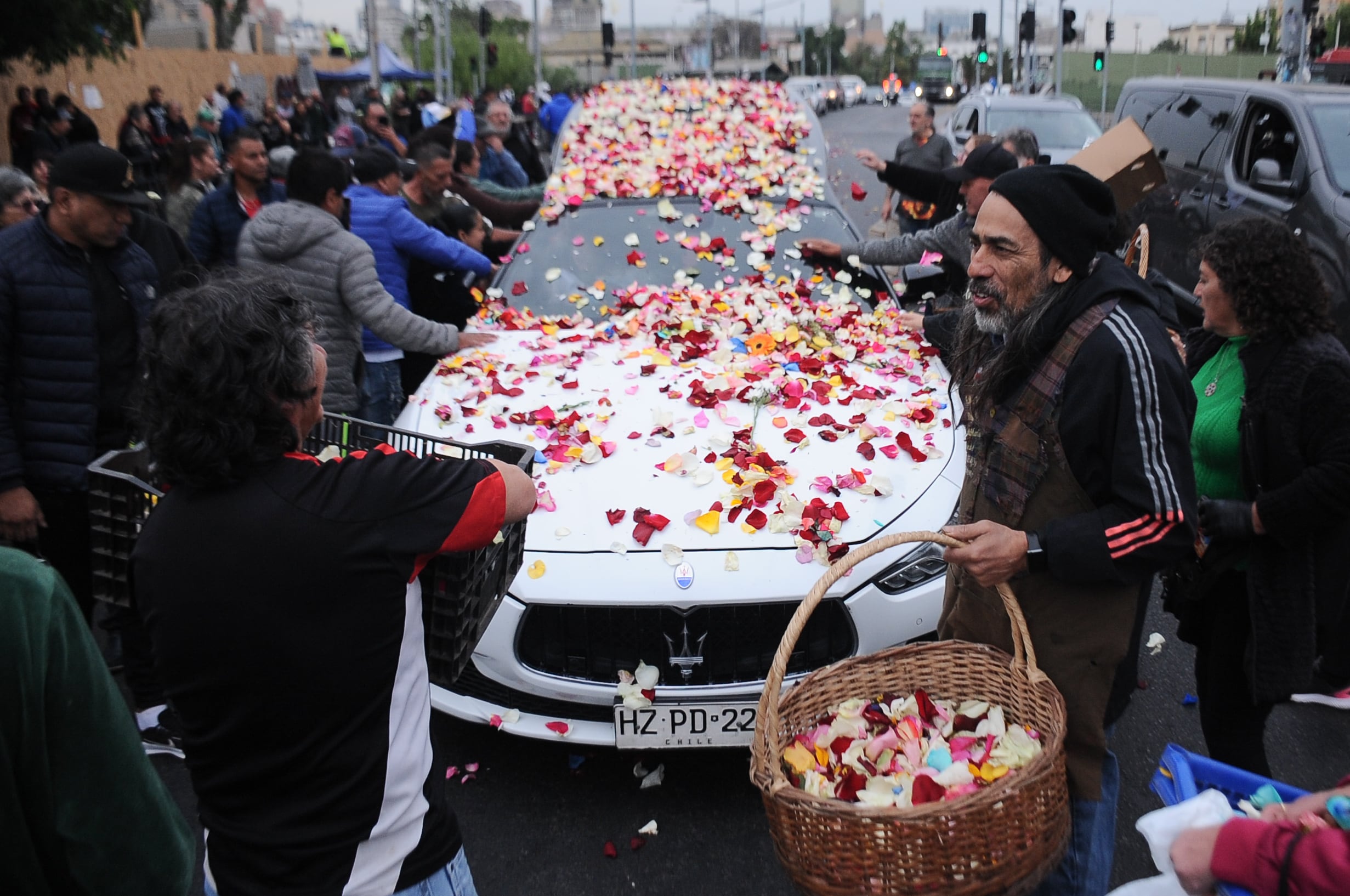 Agencia UNO | El cortejo fúnebre de Esteban Hermosilla pasa por la Pérgola de las Flores, en la comuna de Recoleta, región Metropolitana.