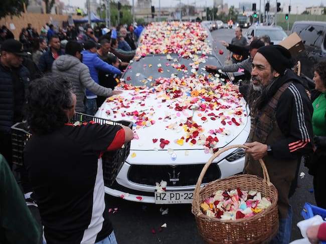 Agencia UNO | El cortejo fúnebre de Esteban Hermosilla pasa por la Pérgola de las Flores, en la comuna de Recoleta, región Metropolitana.