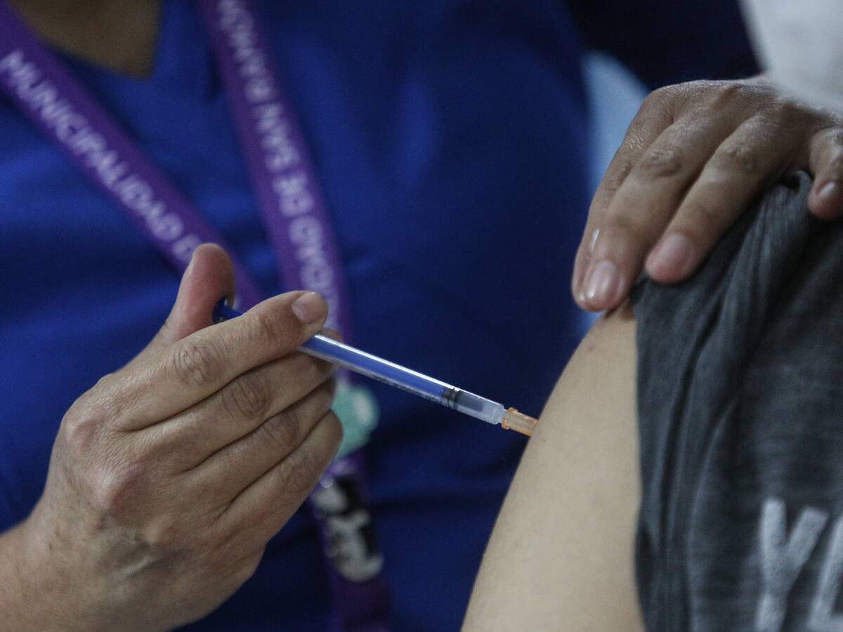 Casos de COVID-19 aumentan 75% en el último mes: estos son los principales virus que circulan en Chile