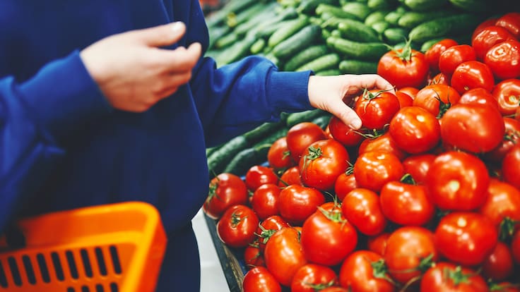 Costo de la vida en Chile presenta variación de 0,2% durante abril: el tomate es el producto que más subió su precio