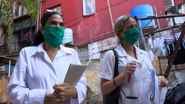 Un equipo de doctoras cubanas entrega recomendaciones a la población en La Habana