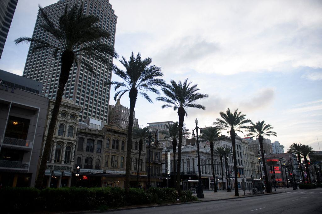 Calles vacías en New Orleans por la llegada de un ciclón tropical