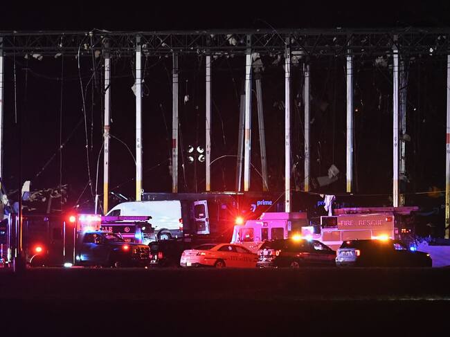 Equipos de emergencia asisten a los heridos por el colapso de un almacén de Amazon