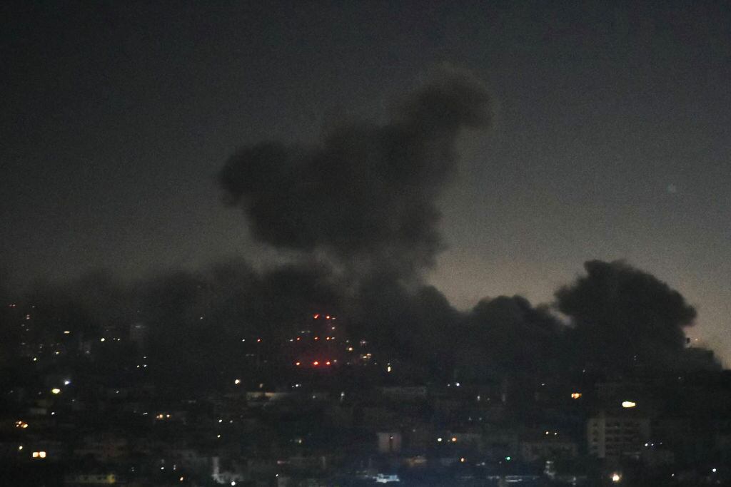 El humo se levanta sobre la zona sur de la ciudad de Beirut, luego de que Israel lanzara un masivo bombardeo sobre la capital del Líbano
