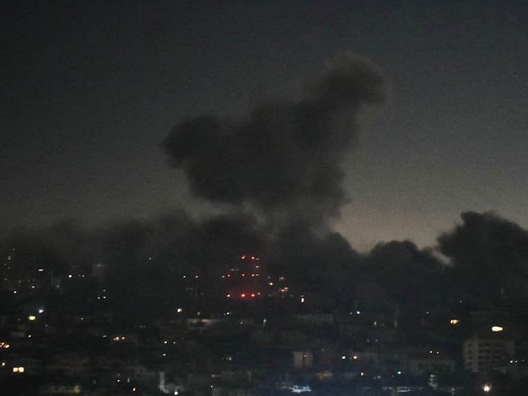 El humo se levanta sobre la zona sur de la ciudad de Beirut, luego de que Israel lanzara un masivo bombardeo sobre la capital del Líbano