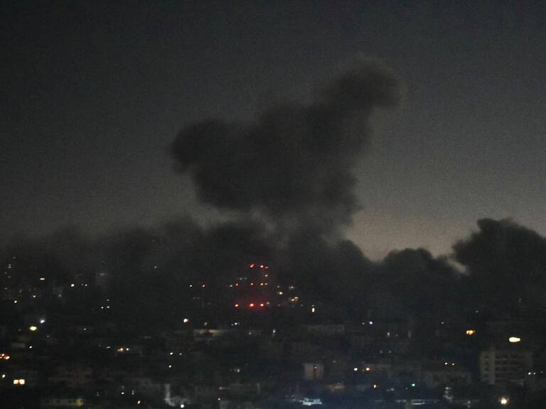 El humo se levanta sobre la zona sur de la ciudad de Beirut, luego de que Israel lanzara un masivo bombardeo sobre la capital del Líbano