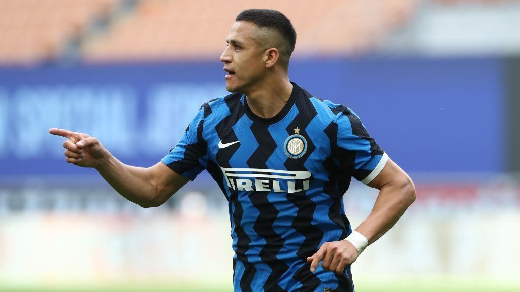 MILAN, ITALY - MAY 08: Alexis Sanchez of FC Internazionale celebrates his second goal during the Serie A match between FC Internazionale and UC Sampdoria at Stadio Giuseppe Meazza on May 08, 2021 in Milan, Italy. Sporting stadiums around Italy remain under strict restrictions due to the Coronavirus Pandemic as Government social distancing laws prohibit fans inside venues resulting in games being played behind closed doors. (Photo by Marco Luzzani/Getty Images)
