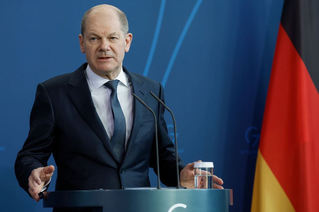 El canciller alemán Olaf Scholz habla ante los medios en Berlín