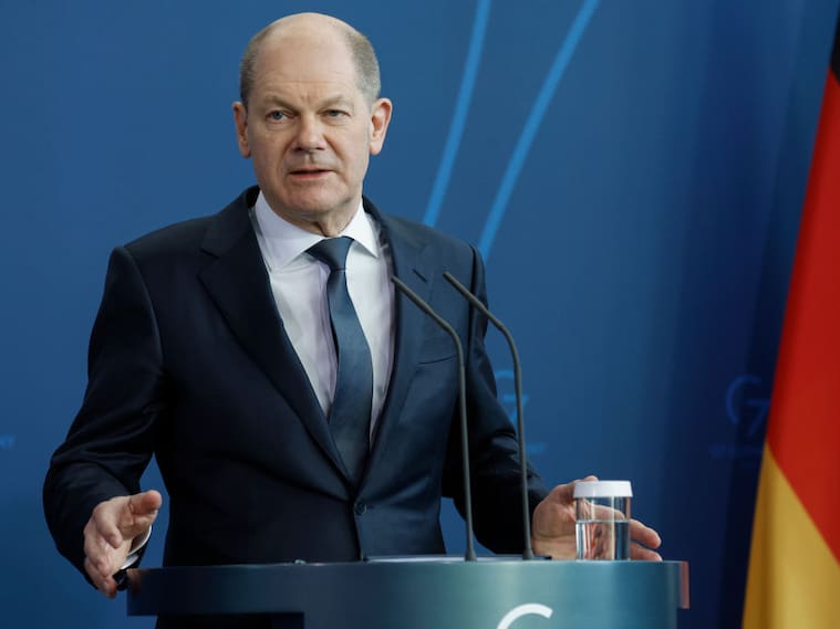 El canciller alemán Olaf Scholz habla ante los medios en Berlín