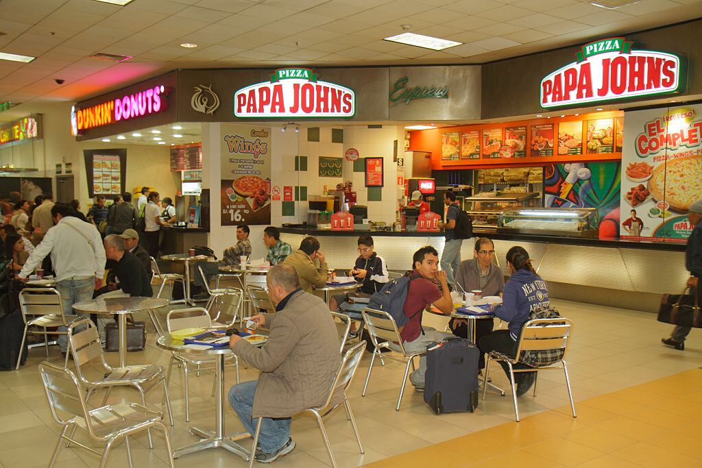 Un patio de comidas de un centro comercial en Lima