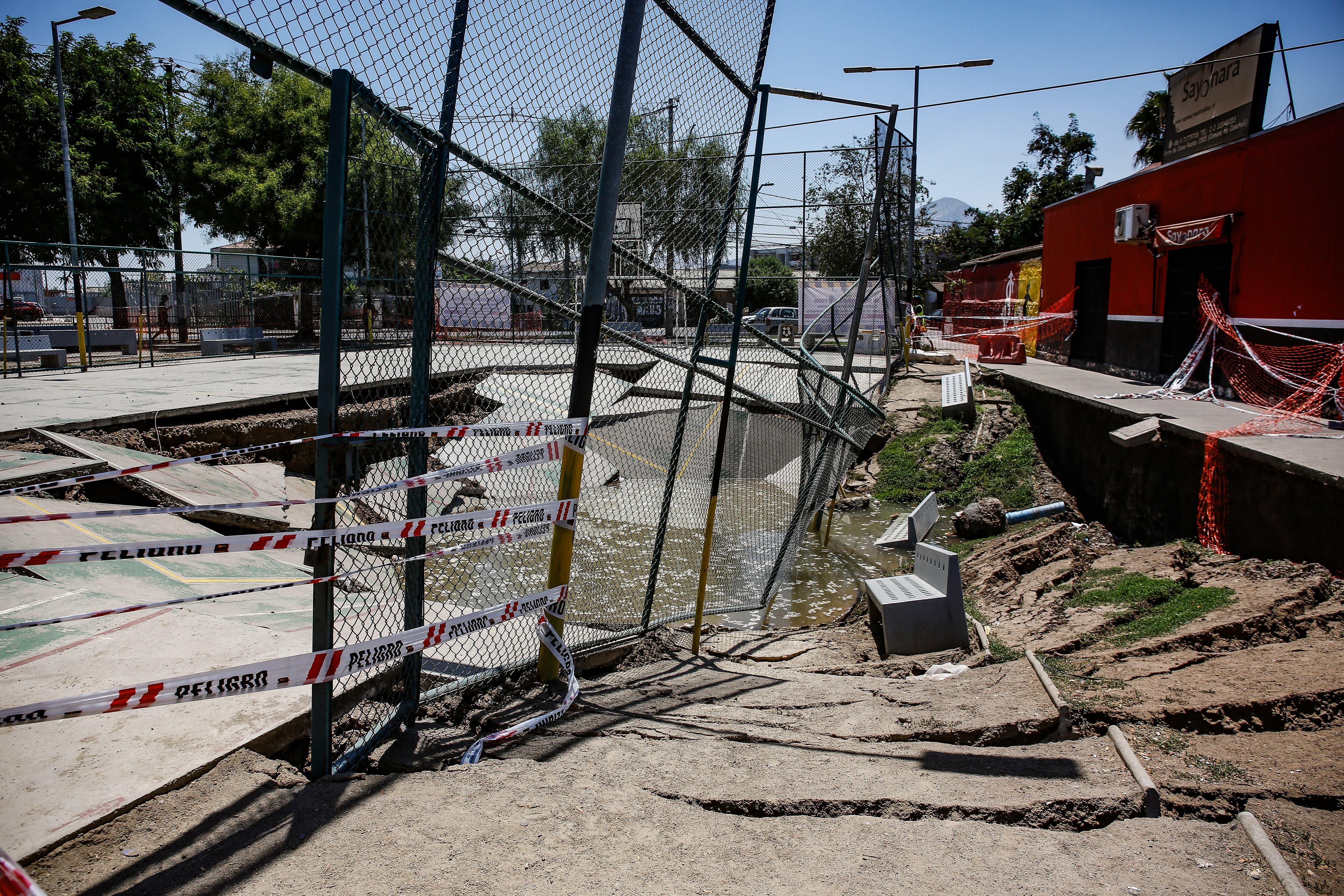 26 DE ENERO DE 2025 / SANTIAGOEl 23 de enero se inició una fractura de pavimento que terminó en un socavón en una multi cancha ubicada en Baron de Juras Reales con Santa Inés en la comuna de Conchalí
FOTO: DIEGO MARTIN /AGENCIAUNO