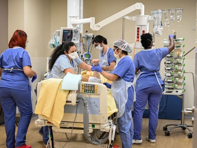 Trabajadores de la salud atienden a un paciente del Covid-19 en un hospital de Bobigny