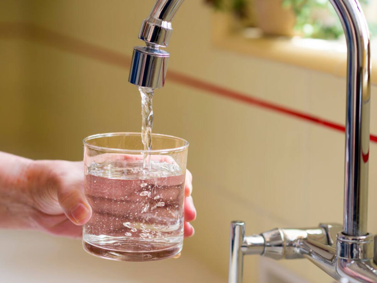 Nuevo límite de consumo de agua en Chile elevará las cuentas durante el verano para “desincentivar el gasto excesivo”
