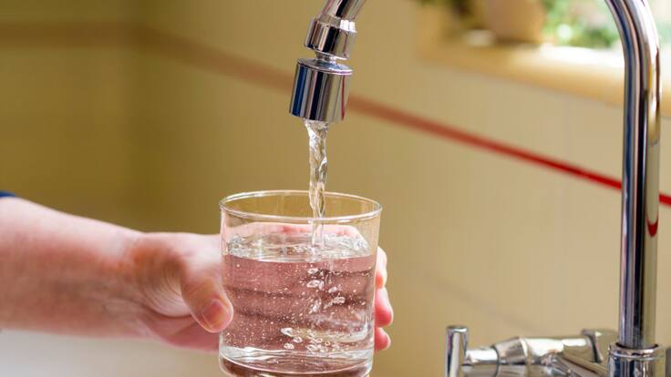 Nuevo límite de consumo de agua en Chile elevará las cuentas durante el verano para “desincentivar el gasto excesivo”