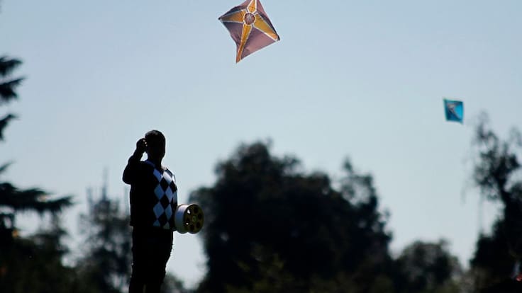Hombre muere tras recibir un disparo durante robo mientras elevaba volantines en Colina