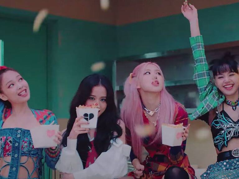 BLACKPINK causó indignación en China luego de tomar a un bebé panda sin guantes