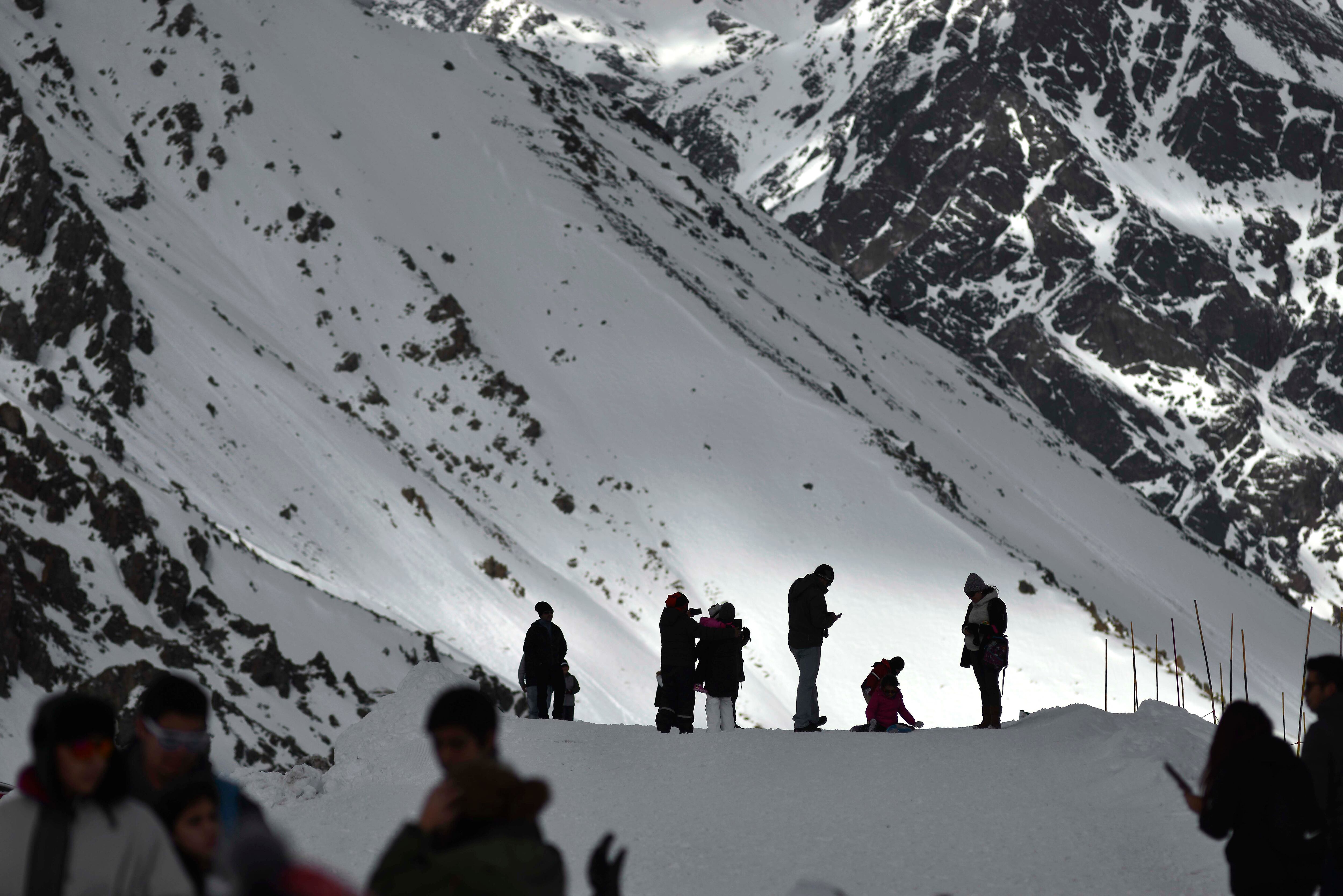 18 de Julio de 2015/ SANTIAGO
Turistas se toman fotografas durante el inicio de temporada 2015 en centro de ski Portillo.
FOTO: MATIAS DELACROIX/ AGENCIAUNO