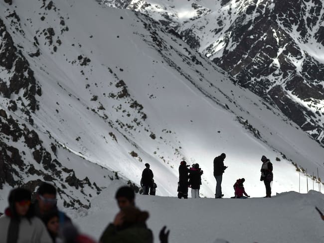 18 de Julio de 2015/ SANTIAGO
Turistas se toman fotografas durante el inicio de temporada 2015 en centro de ski Portillo.
FOTO: MATIAS DELACROIX/ AGENCIAUNO