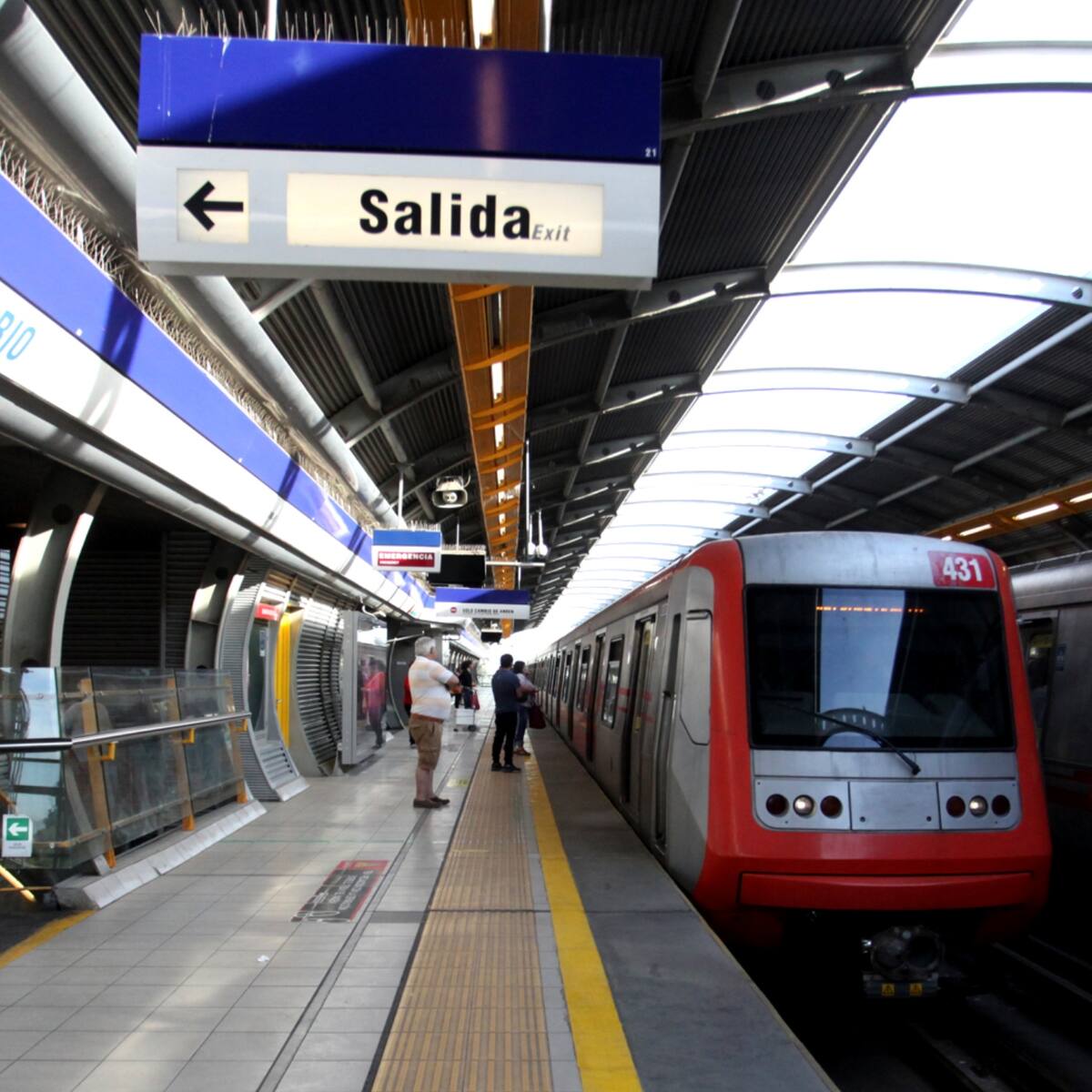 Metro de Santiago cierra 7 estaciones de Línea 4 por persona en la vía: así funciona el servicio hoy