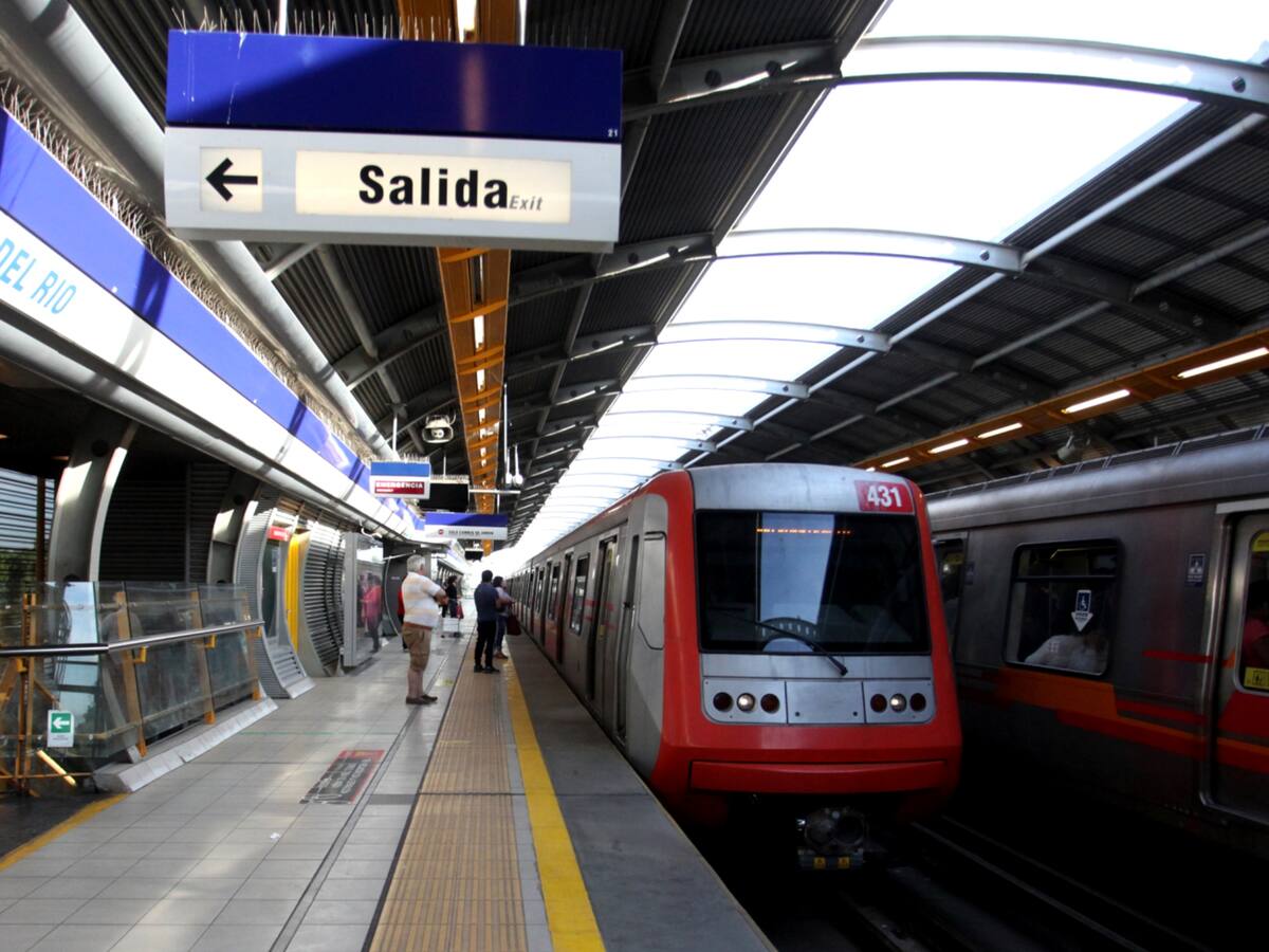 Metro de Santiago cierra estación de Línea 4 por persona en la vía: así funciona la red hoy viernes