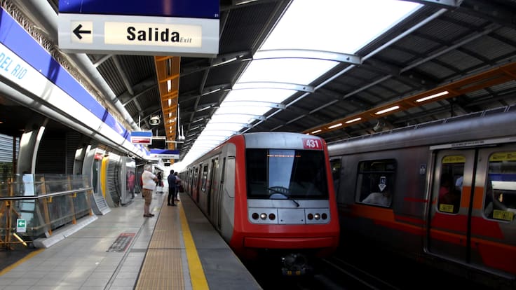 Metro de Santiago cierra estación de Línea 4 por persona en la vía: así funciona la red hoy viernes