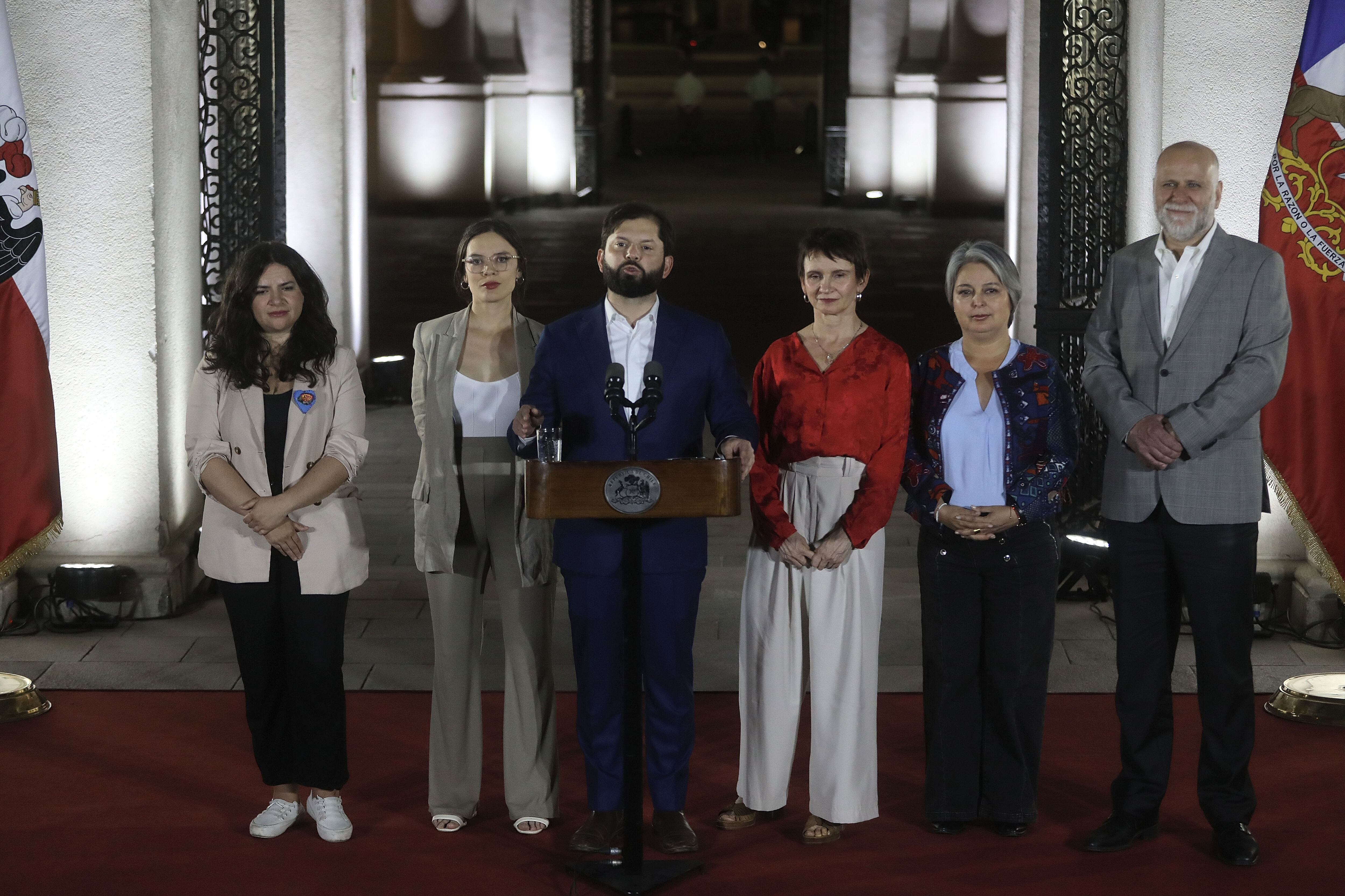 27 de octubre de 2024/SANTIAGO
Presidentes de la Republica, Gabriel Boric, recibe alcaldes oficialistas y realiza un punto de prensa en el Palacio de La Moneda.
FOTO: SEBASTIAN BELTRAN GAETE / AGENCIUNO