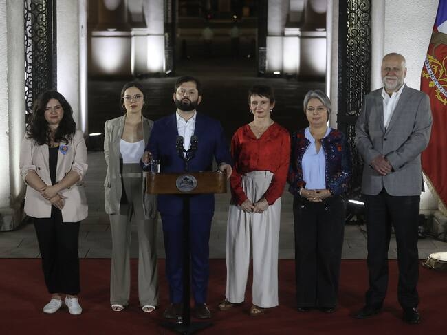27 de octubre de 2024/SANTIAGO
Presidentes de la Republica, Gabriel Boric, recibe alcaldes oficialistas y realiza un punto de prensa en el Palacio de La Moneda.
FOTO: SEBASTIAN BELTRAN GAETE / AGENCIUNO