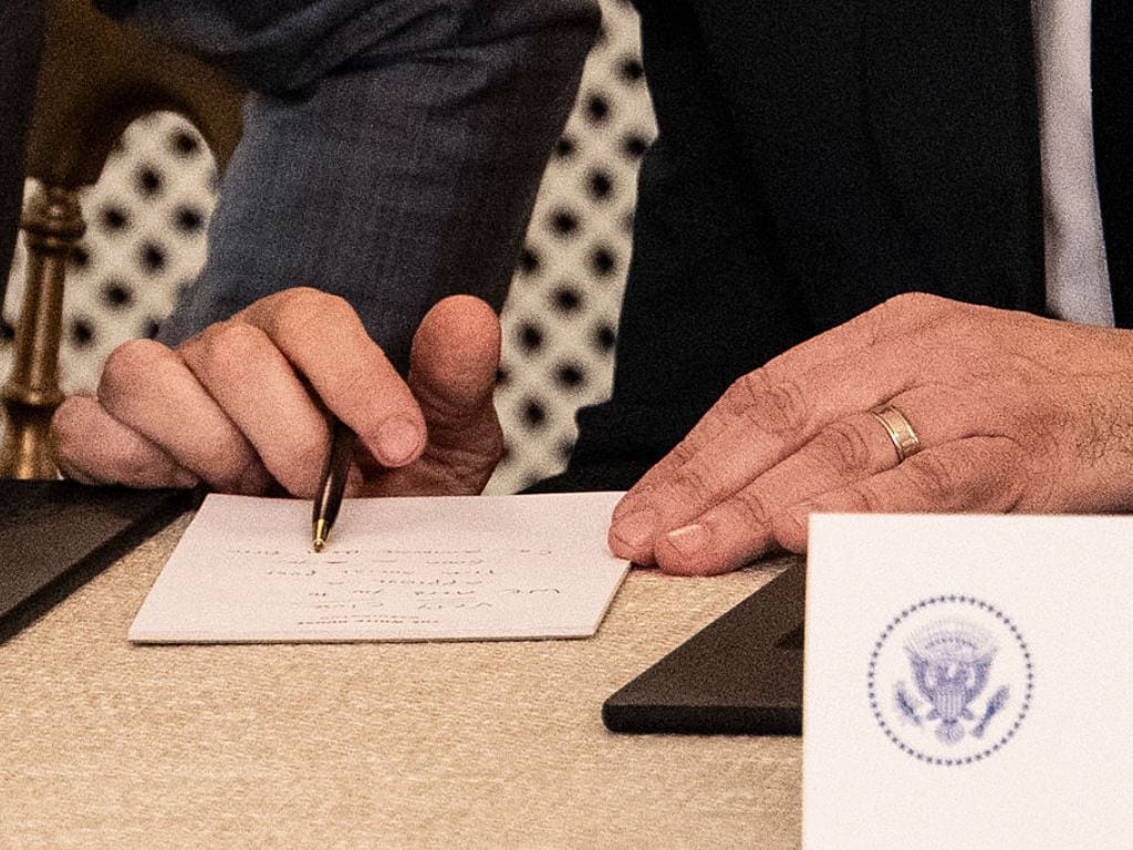 Papel en el que le anuncia a Trump la inminencia de un acuerdo de paz en Gaza. | Getty Images