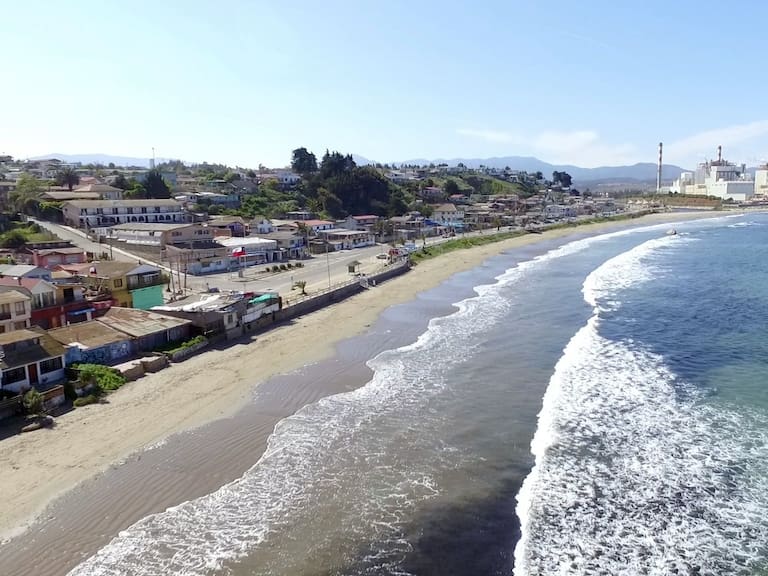 Nueva mancha en la bahía de Quintero preocupa a las autoridades: Armada toma muestras