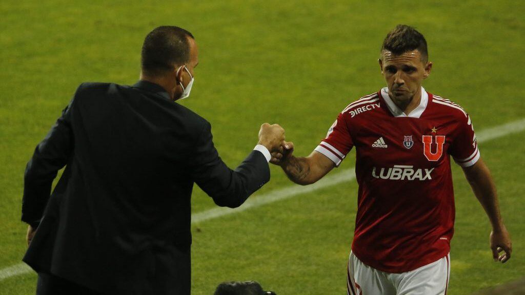 22 DE NOVIEMBRE DE 2020/VIÑA DEL MAREl director tecnico de Universidad de Chile, Rafael Dudamel (i) choca puños con Walter Montillo (d), durante el partido valido por la fecha 20 del Campeonato Nacional AFP PlanVital 2020, entre Everton y Universidad de Chile, disputado en el Estadio Sausalito.
FOTO: LEONARDO RUBILAR CHANDIA/AGENCIAUNO