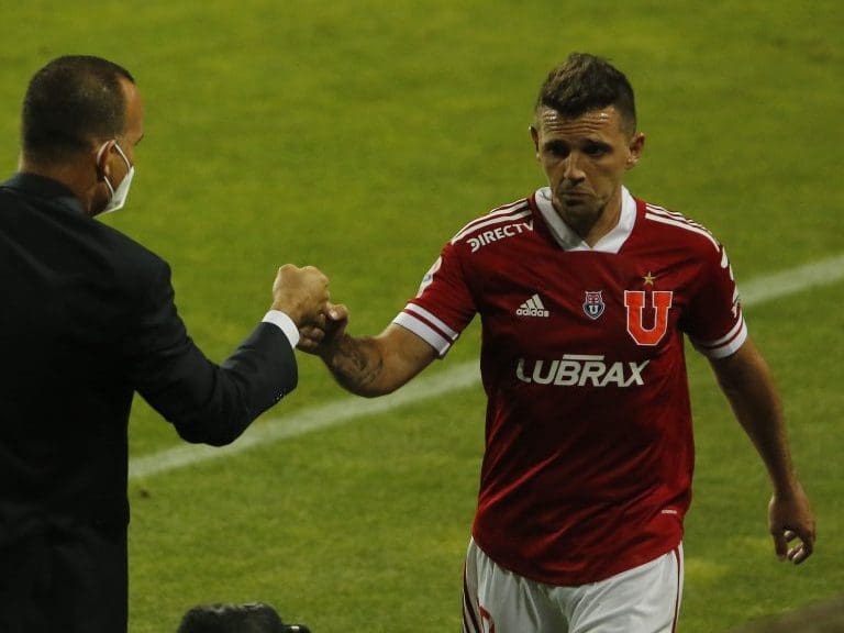 22 DE NOVIEMBRE DE 2020/VIÑA DEL MAREl director tecnico de Universidad de Chile, Rafael Dudamel (i) choca puños con Walter Montillo (d), durante el partido valido por la fecha 20 del Campeonato Nacional AFP PlanVital 2020, entre Everton y Universidad de Chile, disputado en el Estadio Sausalito.
FOTO: LEONARDO RUBILAR CHANDIA/AGENCIAUNO