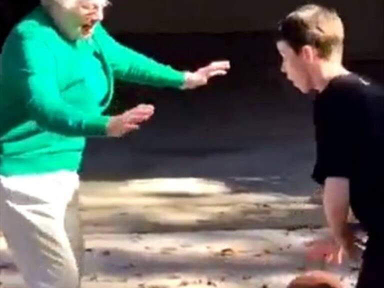 Joven provocó la caída de su abuela con una finta de básquetbol