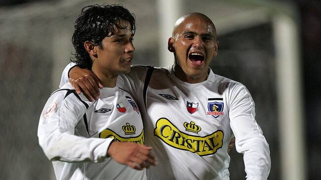 Santiago, CHILE: Matias Fernandez (L) of Chile's soccer team Colo Colo celebrates with teammate Humberto Suazo, his goal against Toluca, from Mexico, during a semifinal match of the South American Cup in Santiago, 16 November 2006 in Santiago. AFP PHOTO/MARTIN BERNETTI (Photo credit should read MARTIN BERNETTI/AFP via Getty Images)
