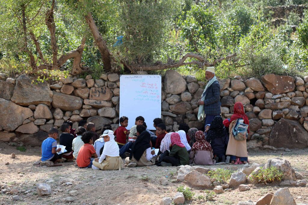 Un profesor realizar clases en un poblado de Yemen