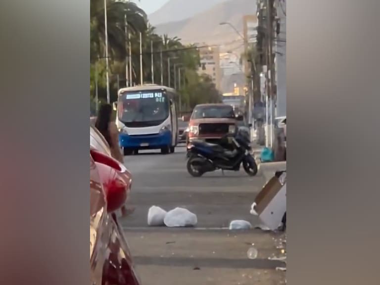 Mujer desnuda en la vía pública desató incidentes en Antofagasta: molestó a un peatón y “peleó” contra una micro