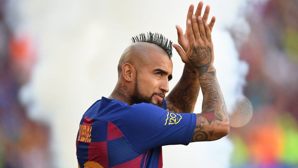 BARCELONA, SPAIN - AUGUST 04: Arturo Vidal of FC Barcelona waves to the crowd prior to the Joan Gamper trophy friendly match between FC Barcelona and Arsenal at Nou Camp on August 04, 2019 in Barcelona, Spain. (Photo by David Ramos/Getty Images)