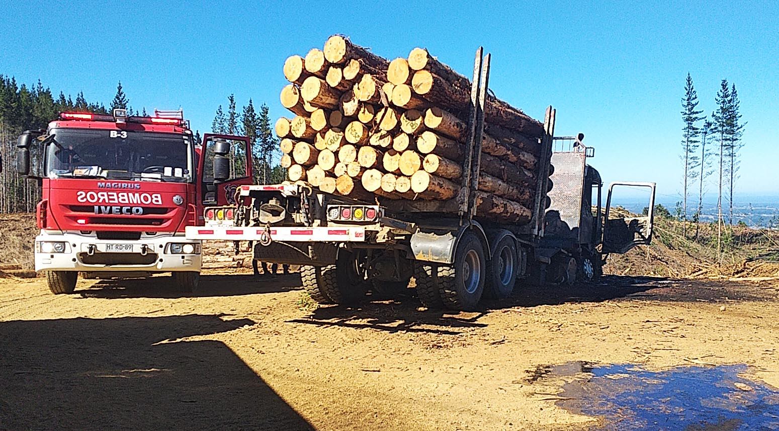 23 DE FEBRERO DE 2021 / TEMUCONuevo atentado a la empresa forestal de la zona de Huillinco. Fueron quemadas dos torres, dos cargadores, dos furgones.
FOTO: AGENCIAUNO
