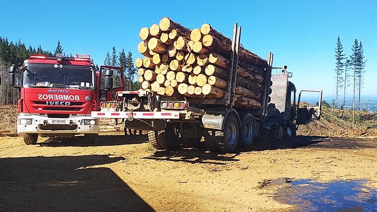 23 DE FEBRERO DE 2021 / TEMUCONuevo atentado a la empresa forestal de la zona de Huillinco. Fueron quemadas dos torres, dos cargadores, dos furgones.
FOTO: AGENCIAUNO