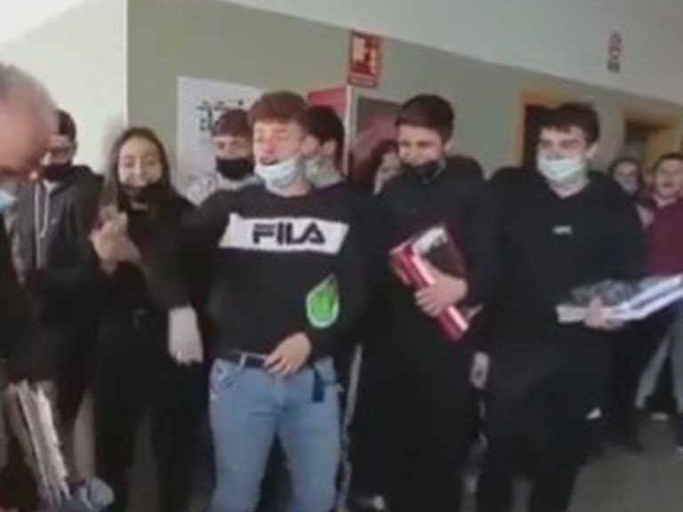 Emotiva despedida a un jubilado profesor de filosofía se volvió viral en Twitter