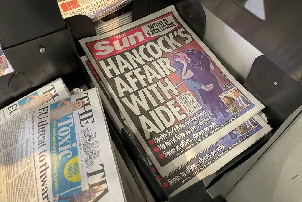 La portada de The Sun que evidenció el escándalo del ministro de Salud británico. Foto: Getty Images
