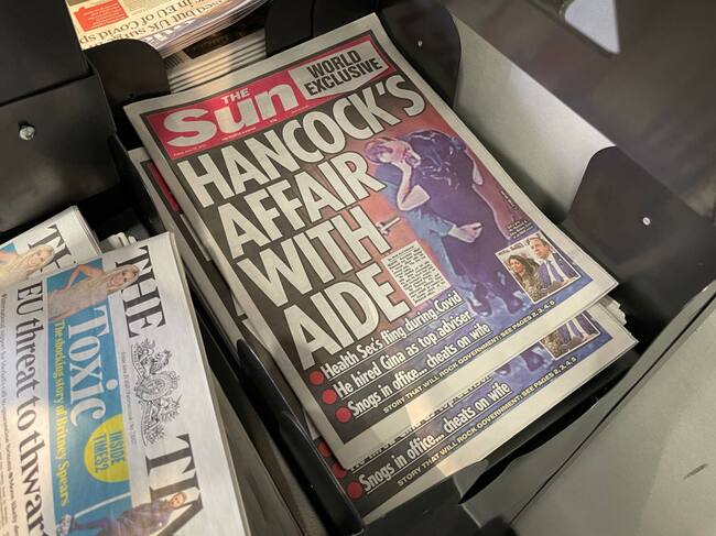 La portada de The Sun que evidenció el escándalo del ministro de Salud británico. Foto: Getty Images