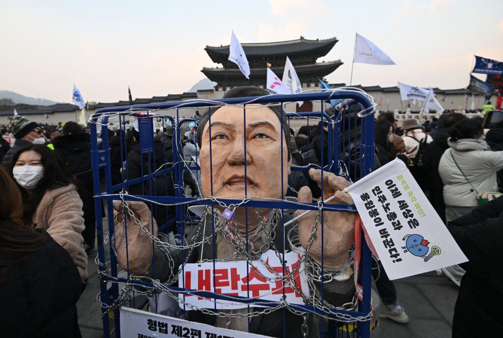 Manifestantes en la ciudad de Seúl piden el encarcelamiento del expresidente Yoon Suk Yeol por aplicar la ley marcial en Corea del Sur