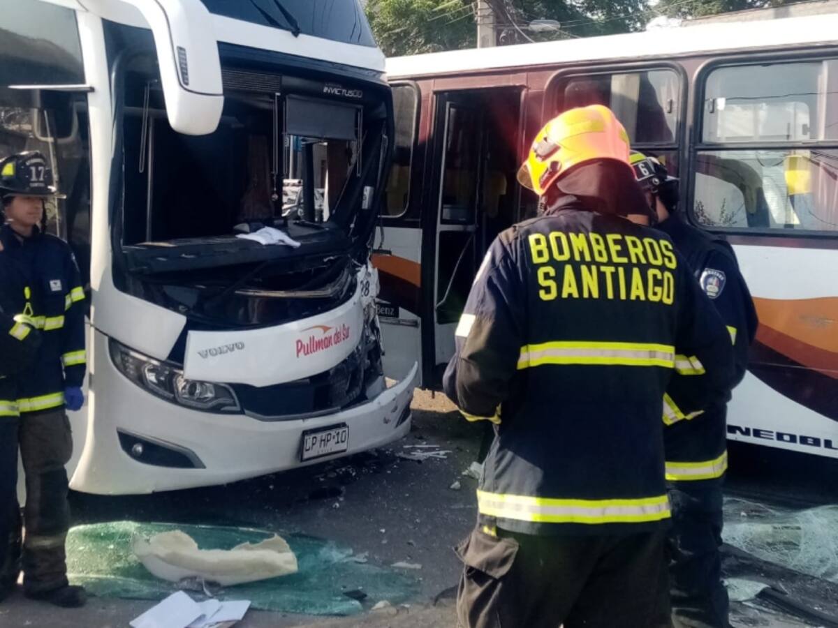Buses chocan cerca del terminal en Estación Central: hay 18 personas heridas