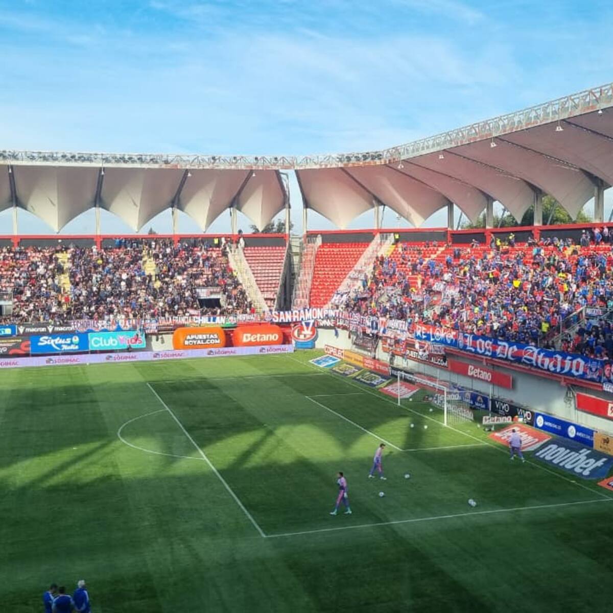 Hinchas de la U de Chile generan incidentes en Chillán al pasar a zona exclusiva para fanáticos de Ñublense
