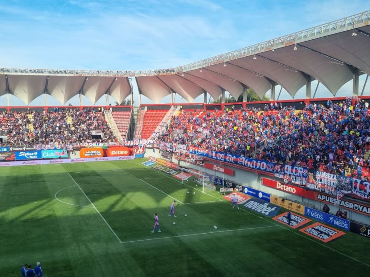 Hinchas de la U de Chile generan incidentes en Chillán al pasar a zona exclusiva para fanáticos de Ñublense