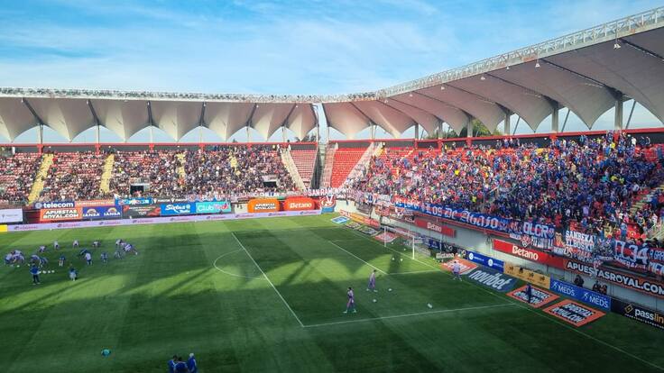 Hinchas de la U de Chile generan incidentes en Chillán al pasar a zona exclusiva para fanáticos de Ñublense